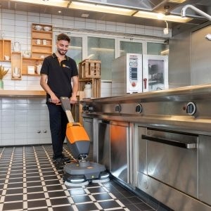 TASKI ULTIMAXX 360 – kompaktowa maszyna szorująco-zbierająca