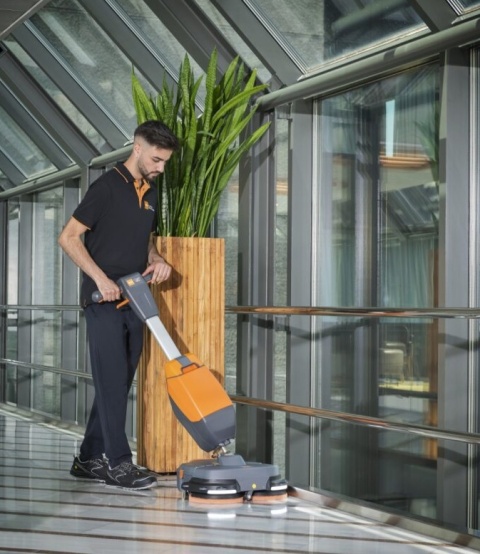 TASKI ULTIMAXX 360 – kompaktowa maszyna szorująco-zbierająca